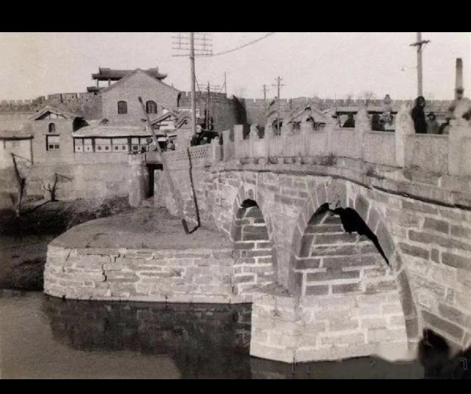 河北大学在1970年11月由天津迁至保定。1921年在天津建校时叫天津工商大学，