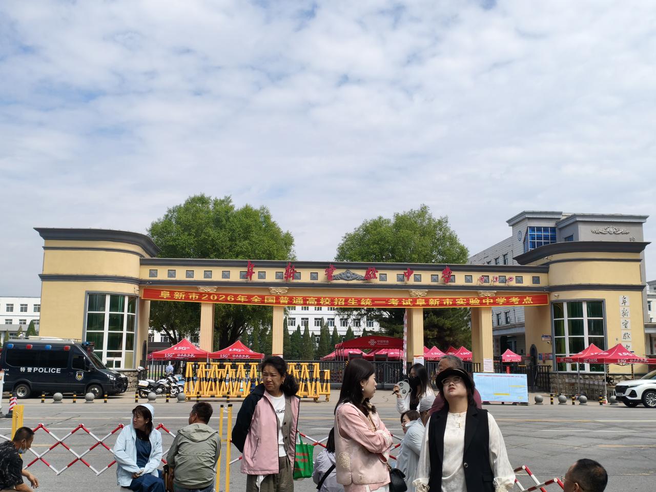 12年前的今天，我和他们一样，也站在这里静静的等待，那心情，有喜悦，有担忧，有保