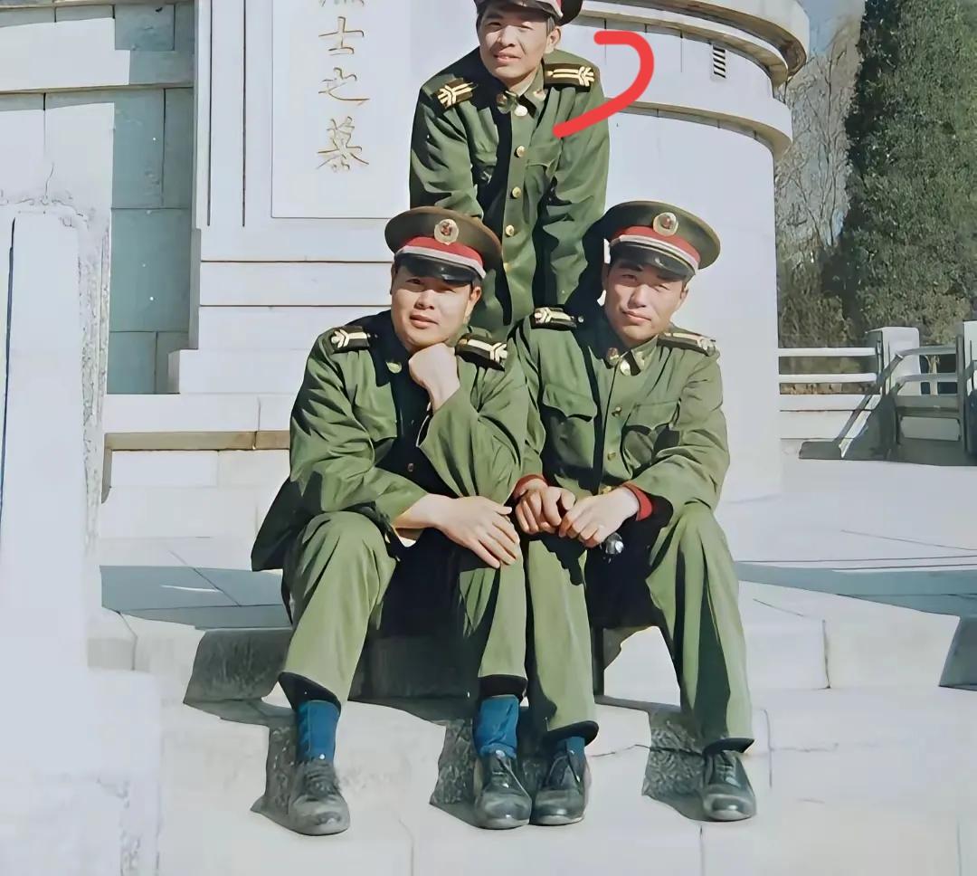 有没有当过兵的朋友？好奇！想问问你们，这三个老军人当中有一个人的肩章是两条扛，其