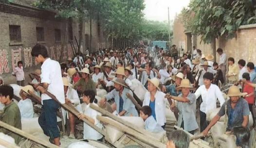 这是在交公粮？在一些年代文当中看到过，生活中不少人都没见过。
每个时代都有着自己