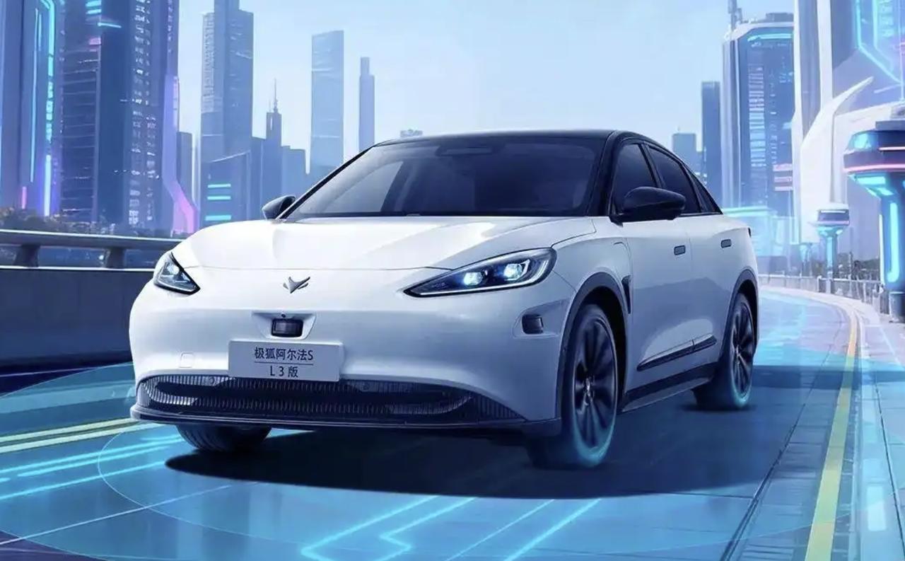 北汽蓝谷跻身首批！极狐拿下L3准入

极狐BJ7001A61NBEV纯电动轿车最