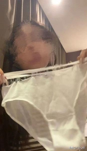 广州，一女子穿着一次性内裤走在街上，整条内裤掉落在了地上，腰间只剩下了松紧带。网