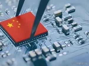 中美芯片大战，日本人发现了一个重大的秘密！美国靠着尖端芯片硬磕中国，而中国呢，却