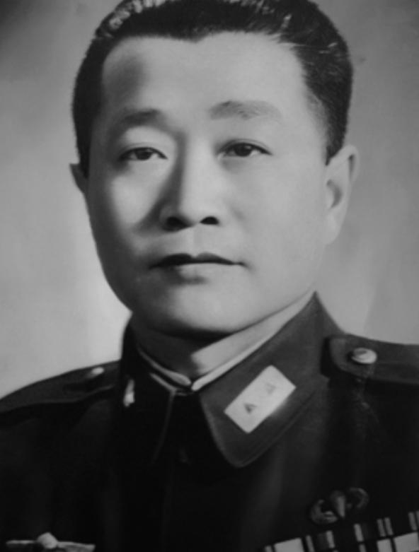 1927 年，周恩来被捕，谁料，审讯他的人，竟是他的学生，他凑近周恩来，轻声说：