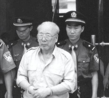 “砰！”1998年，一古稀老头和寡妇正在床上翻云覆雨，正当俩人难舍难分的时候，却