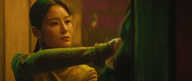 在《我是真的爱你》中，王媛可饰演的陈娇蕊在被女同事冷嘲热讽后，终于“黑化”。用手