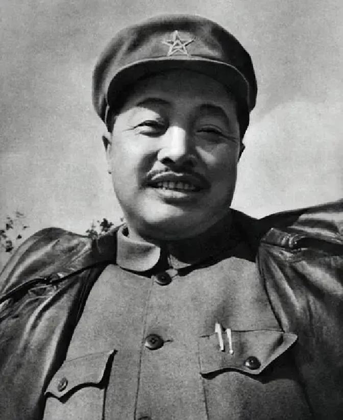 贺龙病重坐轿子行军，军中有叛徒准备趁机谋杀他，其趁轿夫不在时，向轿子里狂开10余