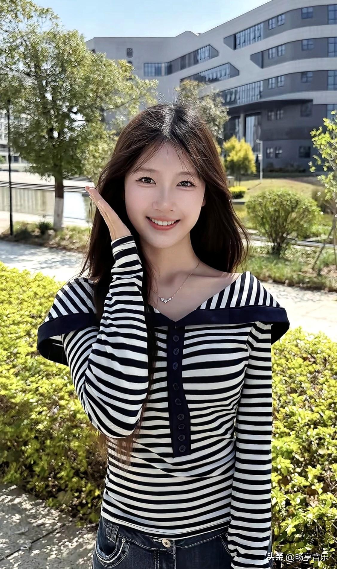 元气少女在校园里微笑，条纹衫和牛仔裤的搭配清新自然！🌞💕分享您的街拍照 分享