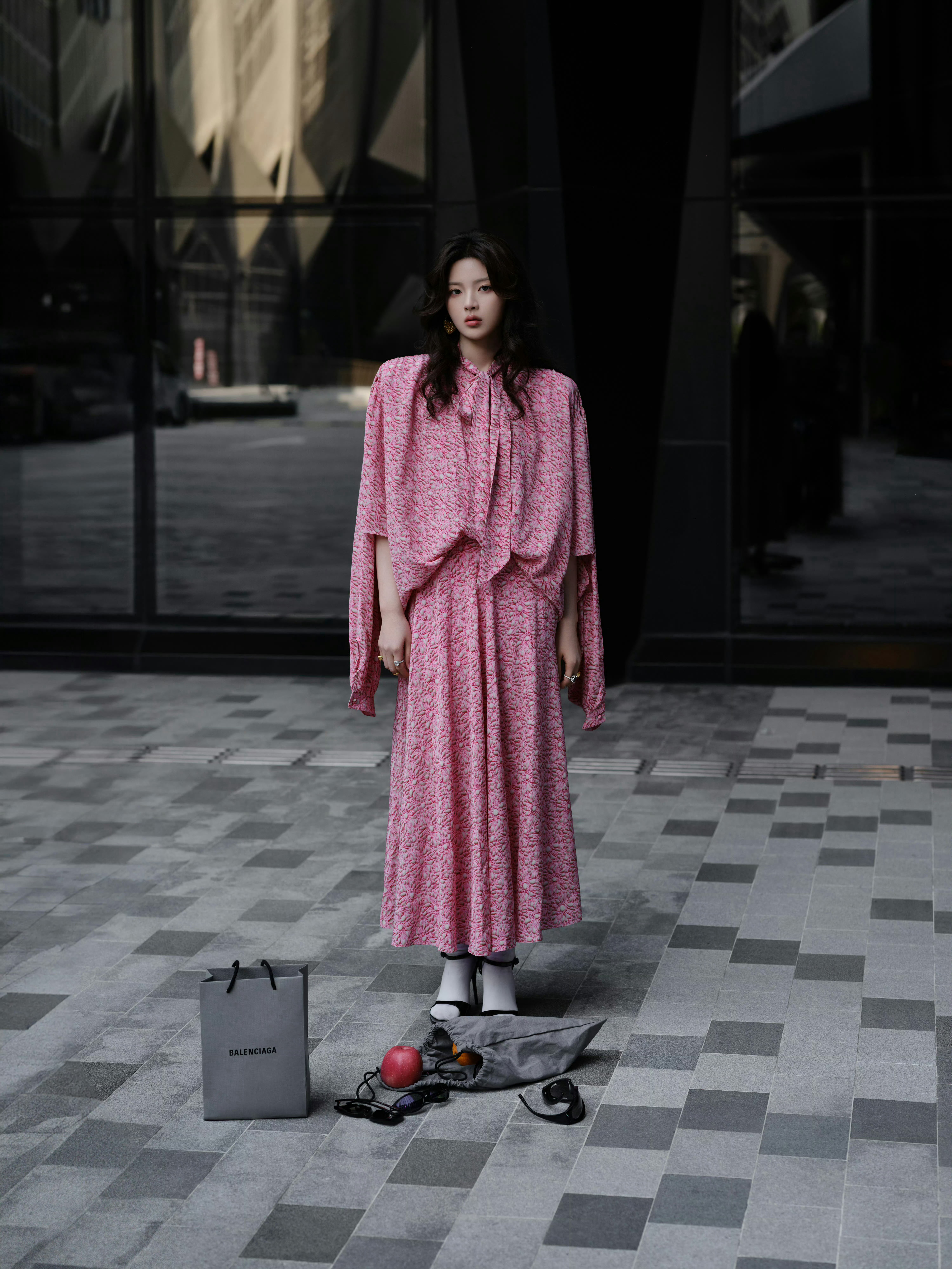 巴黎世家balenciaga真的纯靠明星的脸撑着，上次觉得它好看还是vogue活