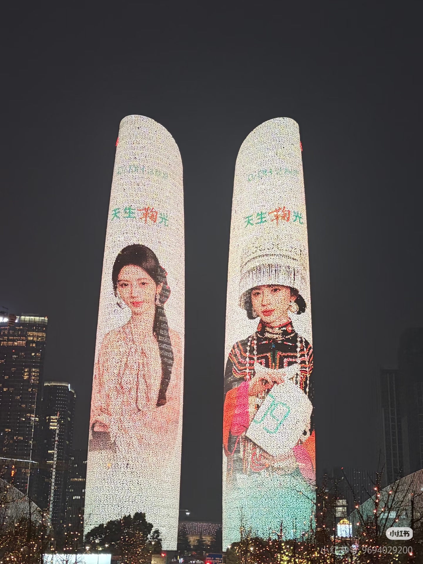 成都双子塔为你点亮鞠婧祎彝族服饰造型