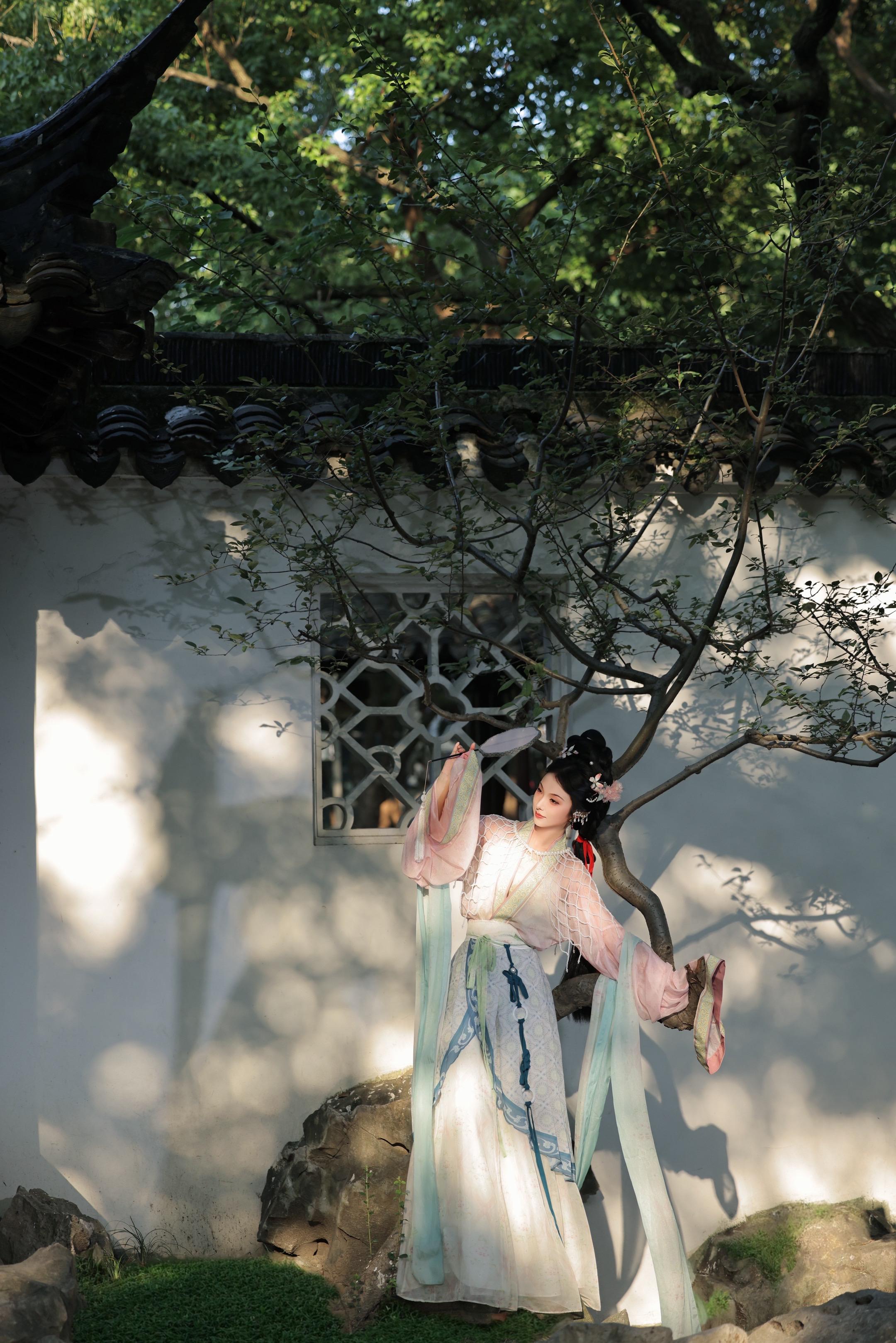 这个音乐有一种年代很久远的感觉～仕女图风格超喜欢呀！