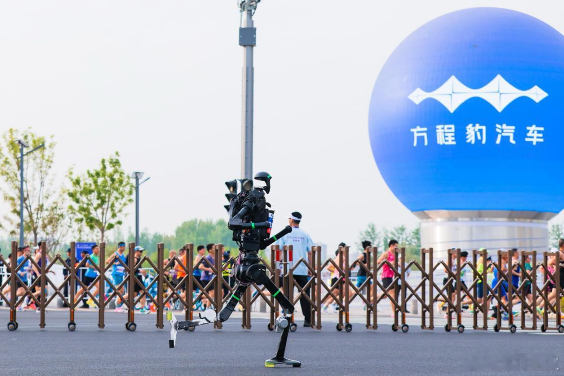 【人机同跑半马，方程豹凭硬核实力护航】机器人跑半马，还破了人类纪录，你敢信？4月