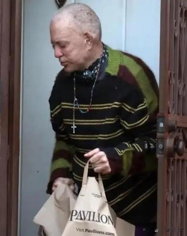 又一个好莱坞巨星被斩杀，曾经风靡万千少女的好莱坞硬汉米基洛克，出演过史泰龙的《敢