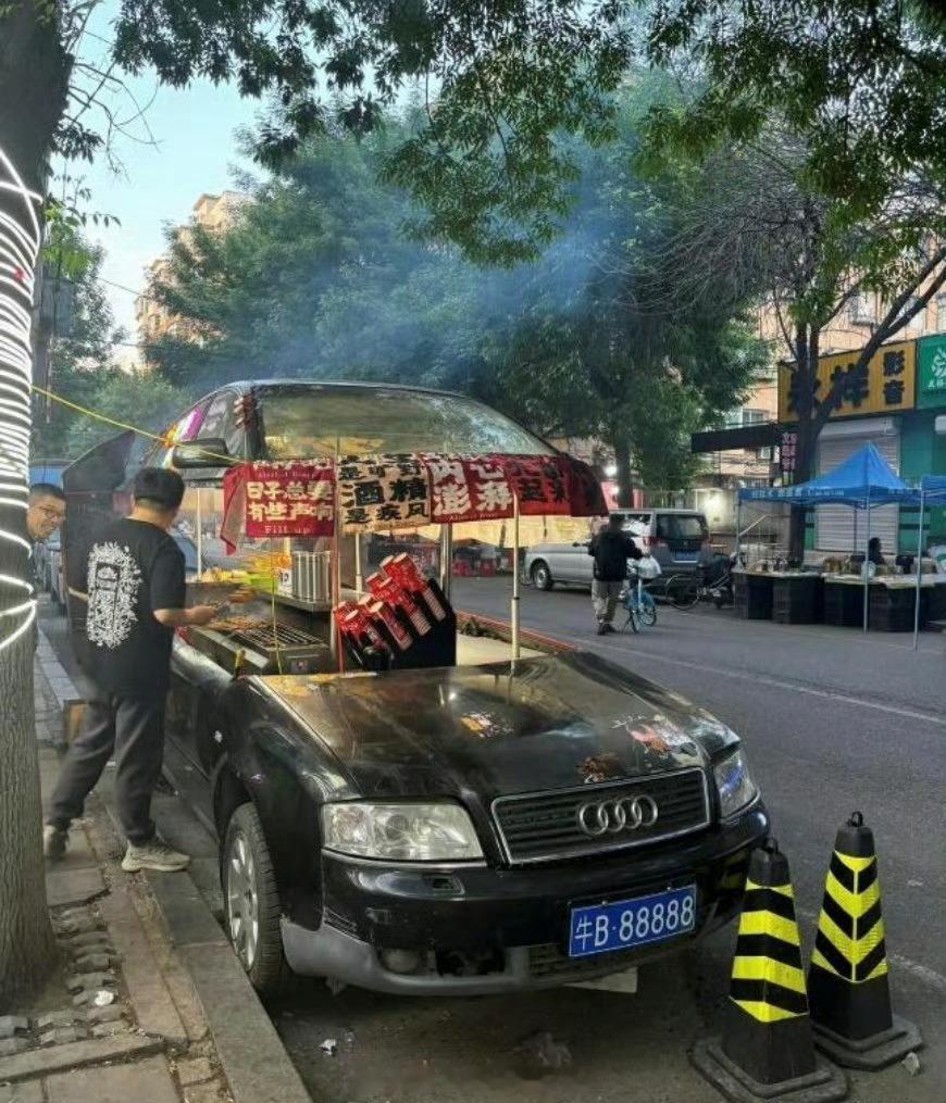 城管来了就合上，交警来了就打开，车牌不愧是牛B88888[笑cry][笑cry]