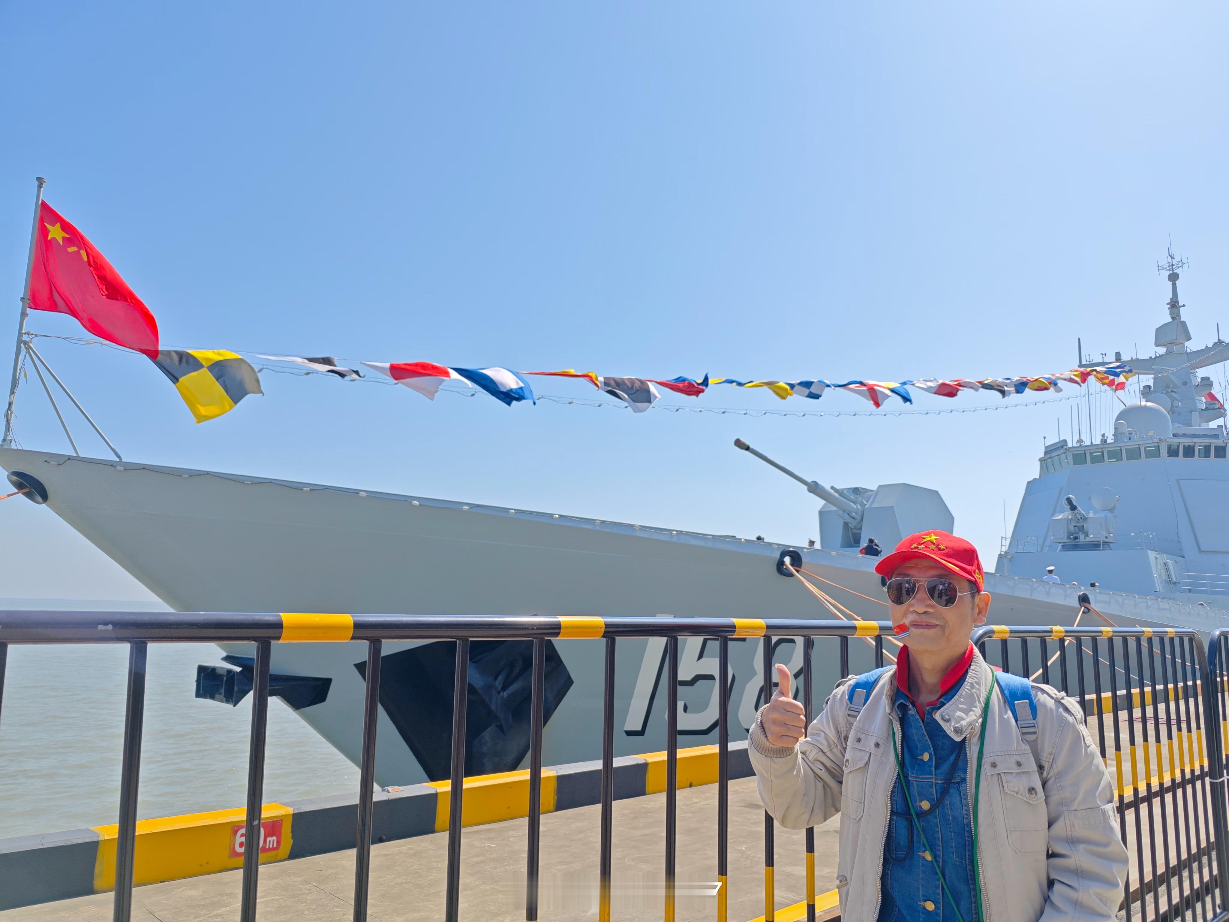 无人机绕着宿州舰和沂蒙山舰飞到第五圈的时候我终于意识到应该是宣传干事放的 