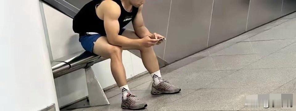 不看头发部分像一个强壮年轻男子，头发确实挺重要