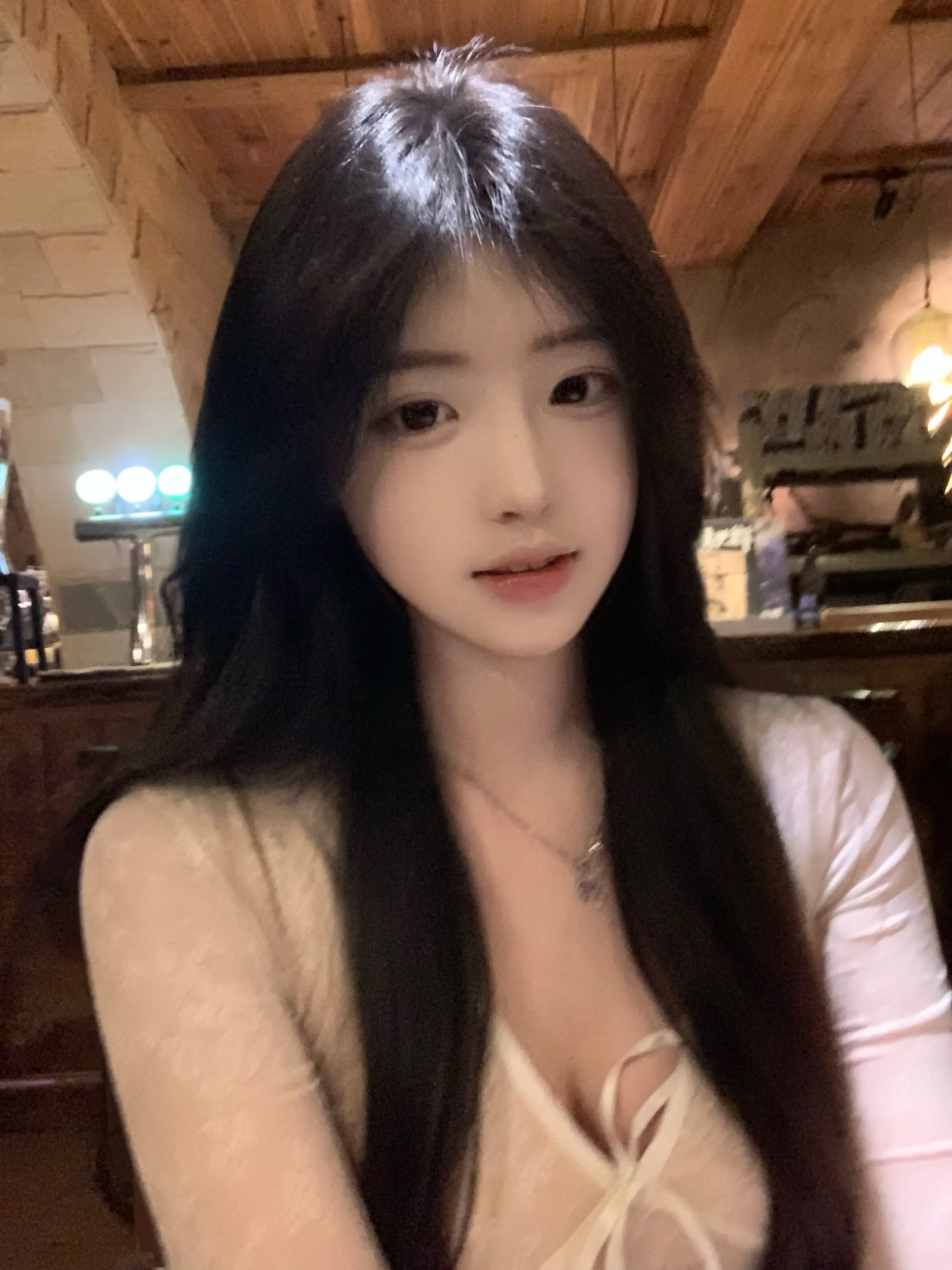 你是否会怀念当初我看向你 眉眼带笑