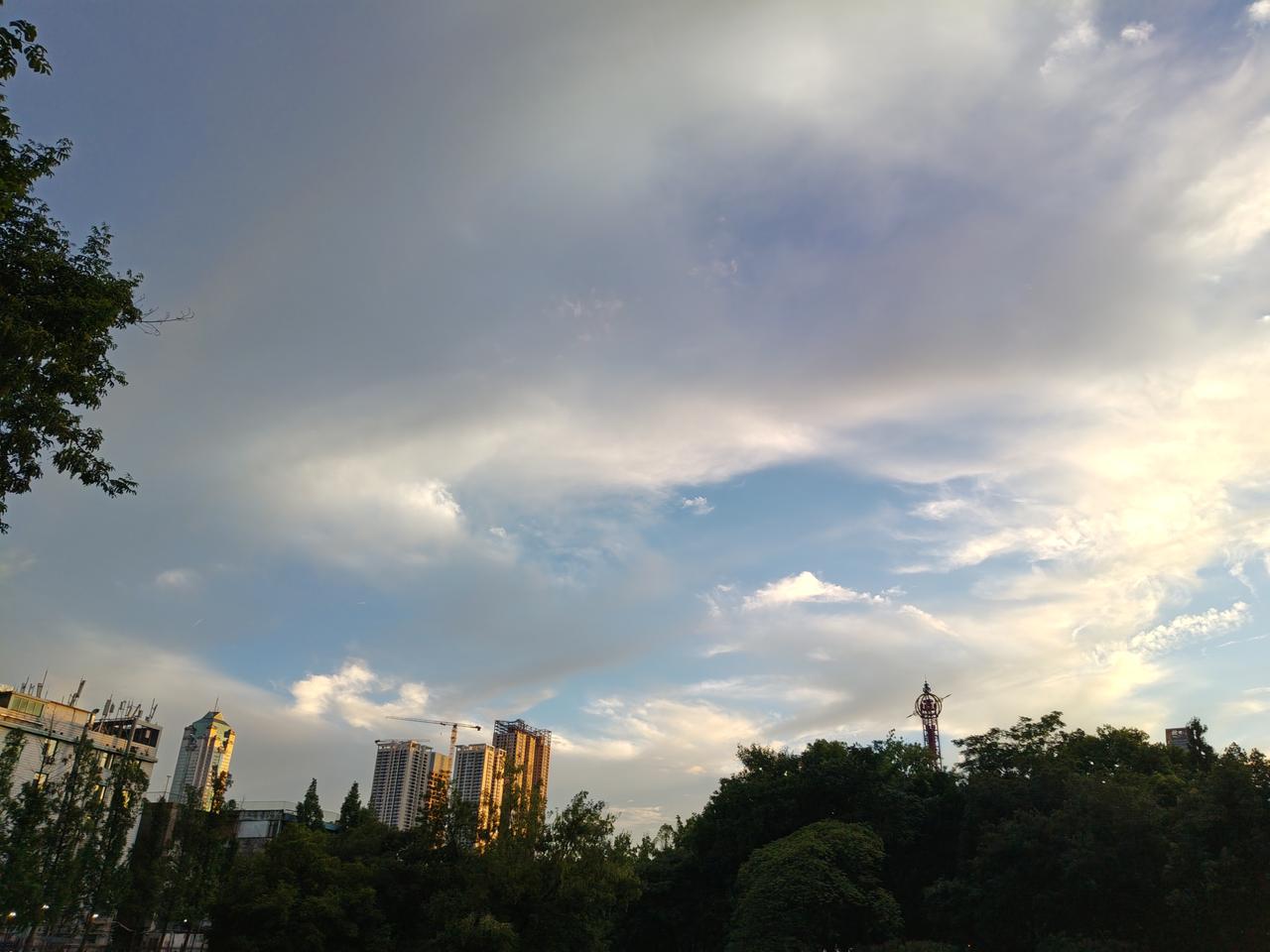 城市天际线下的黄昏，云朵与高楼交织，静谧而美丽。