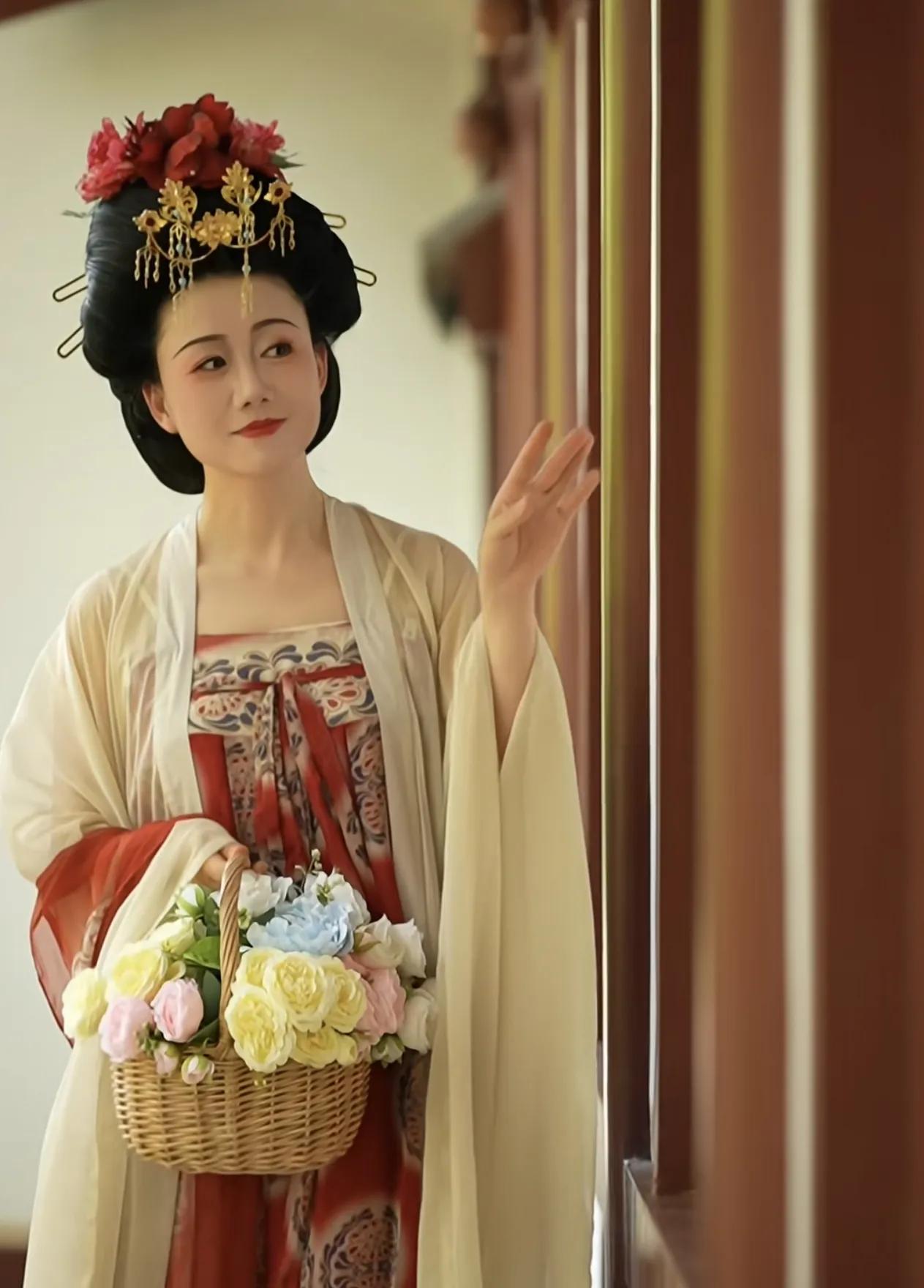 潇潇美翻了！

潇潇来西安，一袭汉服妆造惊艳全网，也是妥妥滴大唐美人啊：

潇潇