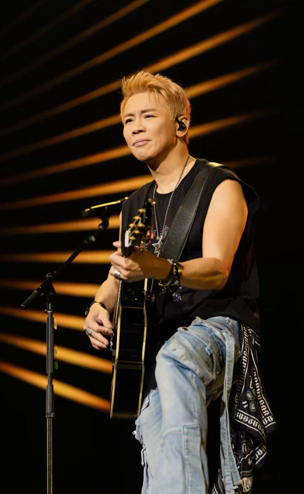 陶喆苏格兰打卤裙陶喆的裙子扣掉了 哥的时尚，确实永远不懂。陶喆穿着苏格兰打卤裙开