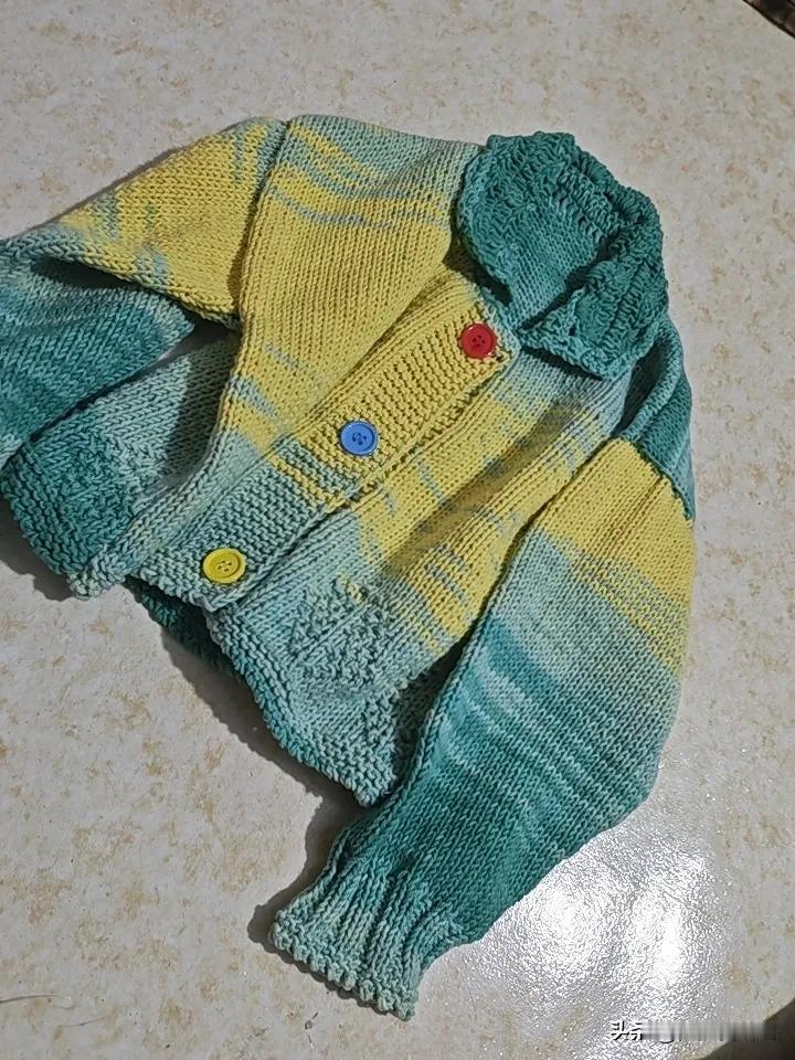 又完工一件儿童毛衣，用的纯棉雪宝线团，应该是很难买到吧，准备送给2岁女宝，人家能