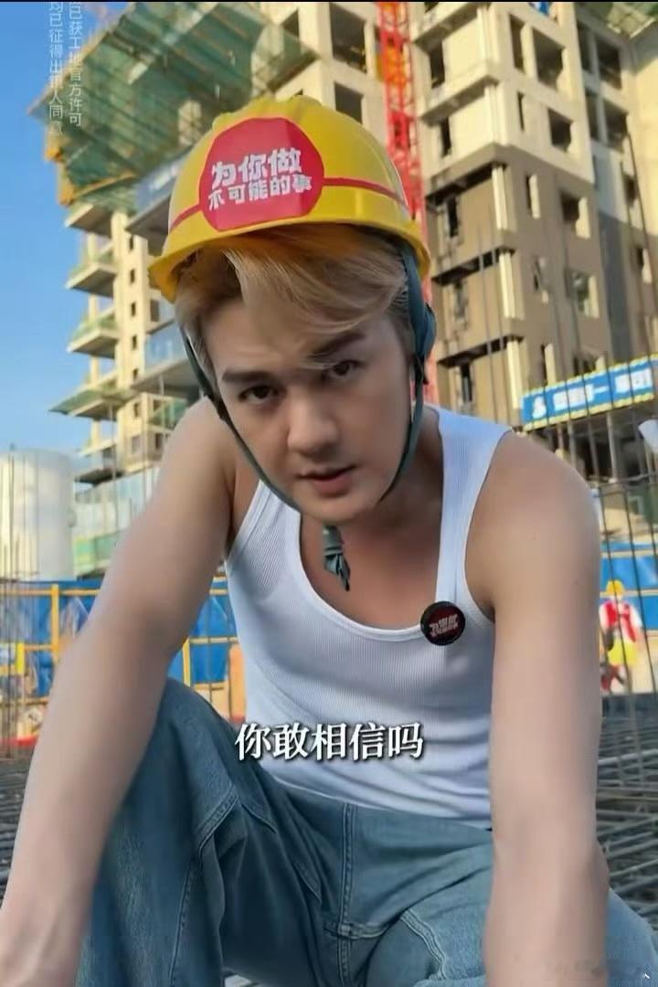 吴克群给西安00后工地女孩送手机不炒作不宣扬，悄悄走进工地帮扶打拼的年轻人，比起