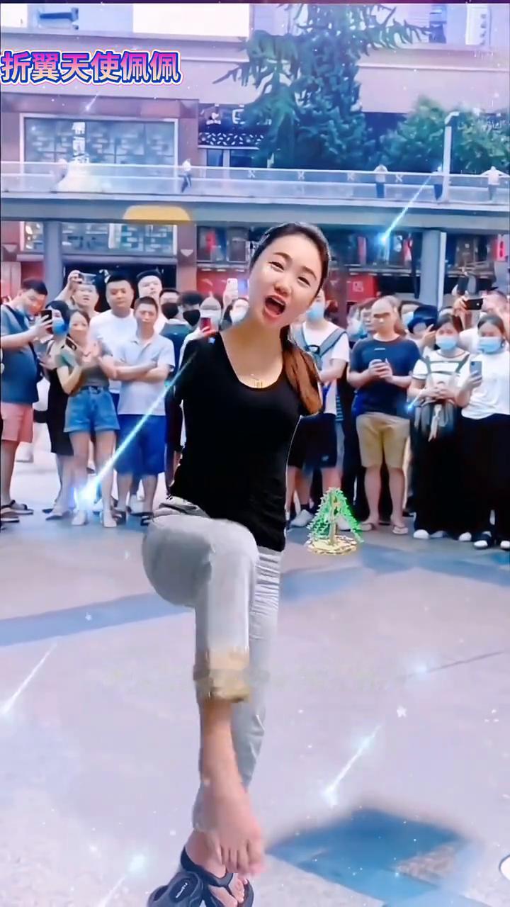 折翼天使佩佩。
请大家为身残志坚的姑娘点赞鼓励鼓励。