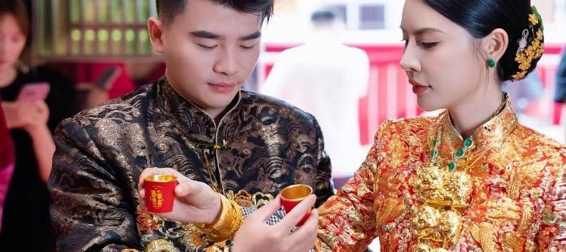 婚礼现场最扎心的，不是排场多大，而是高堂只坐着一位母亲。三百多万粉丝的公子大婚，