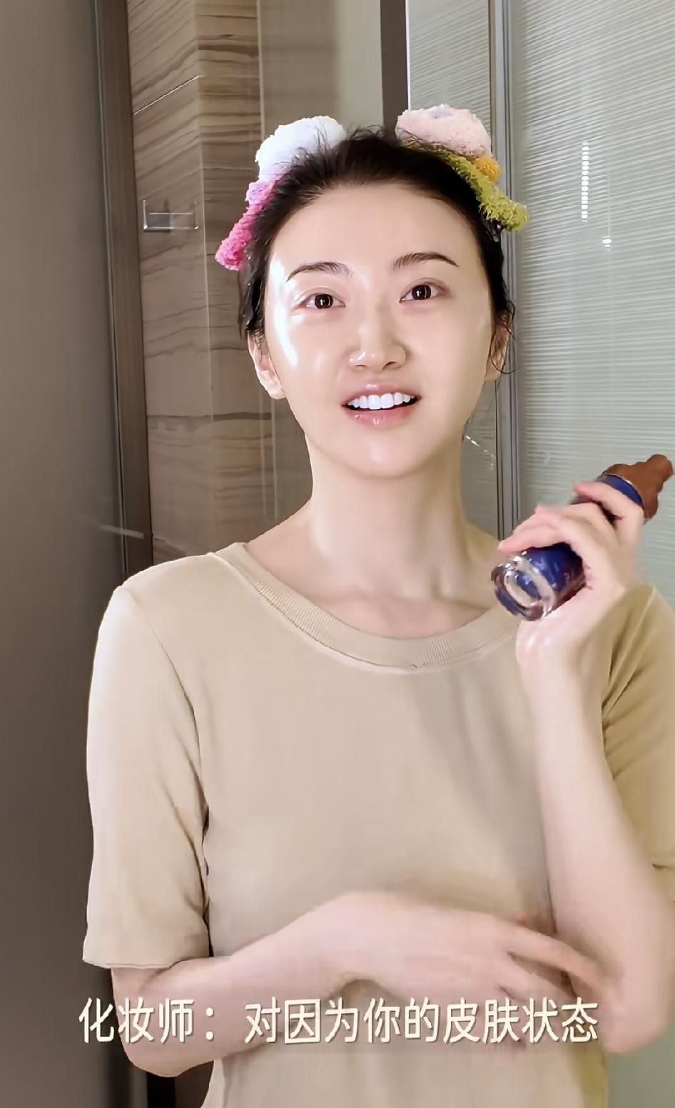 看了景甜素颜，难怪说口红对女生很重要，我终于知道化妆的重要性。
你看景甜素颜时，
