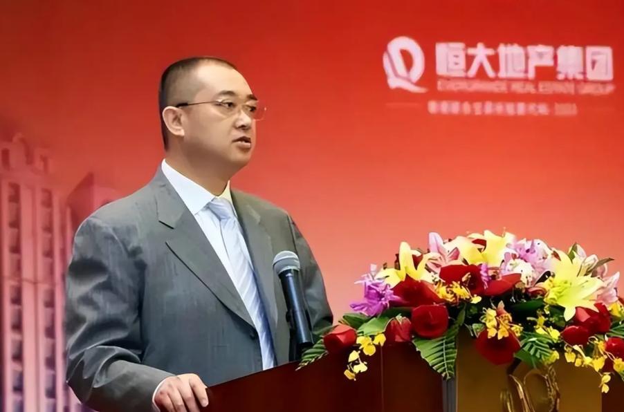 恒大前二号人物夏海钧，在公司待了15年，光薪酬就领了18亿。平均下来，一年多就揣