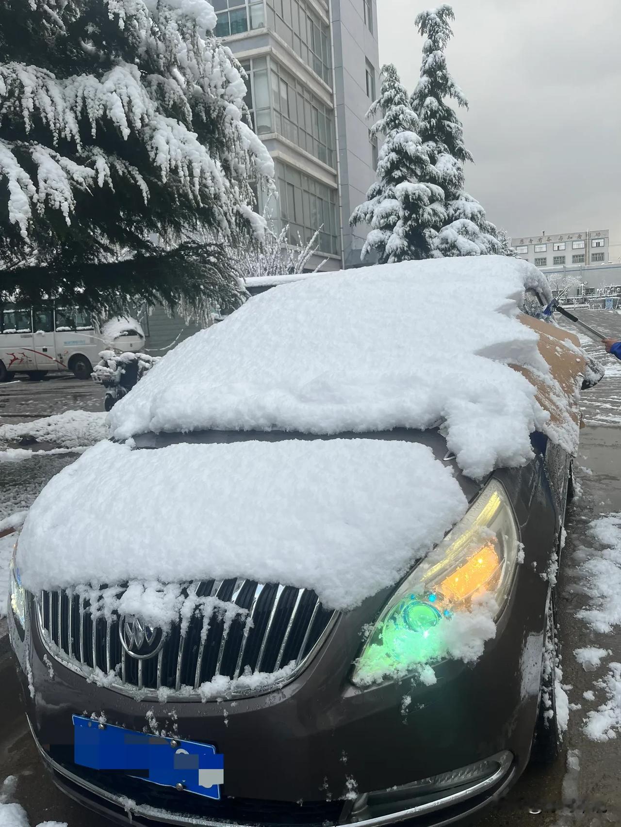 昨天、今天
从昨天冰天雪地的极寒天气
到今天的蓝天白云阳光和煦
外教请我去准备圣