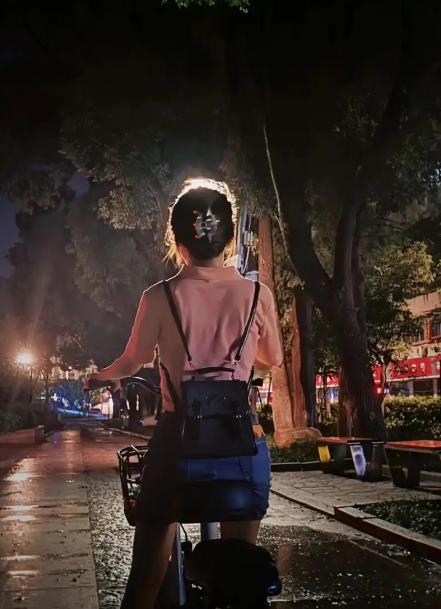 广东惠州，刚成年才1天的女生深夜骑车回家被35岁陌生男子驾车拦住去路、上来就问"