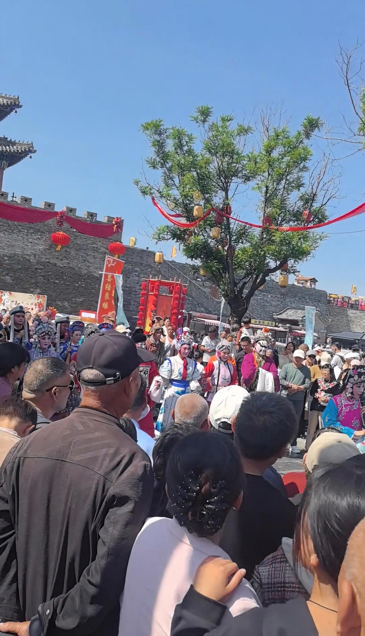 五一当天商丘古城挤满了人，全天节目不停歇人多到堪比过年。

上午9点半古城南门准