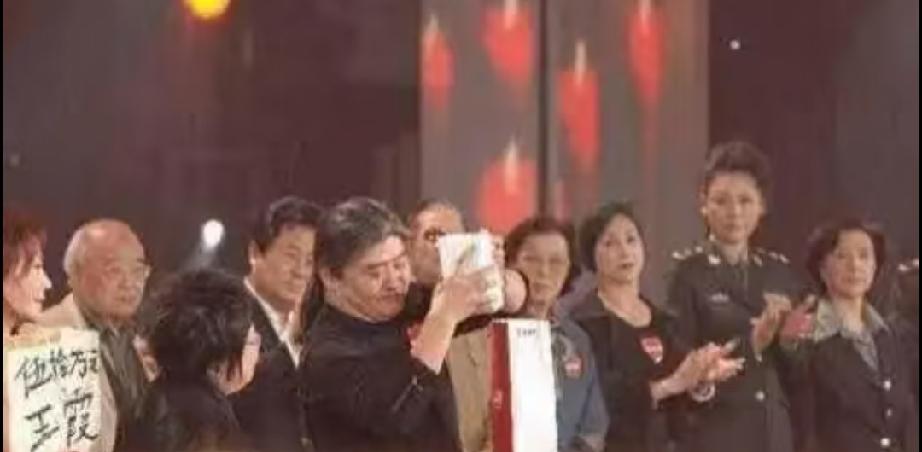 对于刘欢老师，有一点让我印象深刻，就是当年汶川地震后的赈灾晚会，刘欢老师一捆一捆