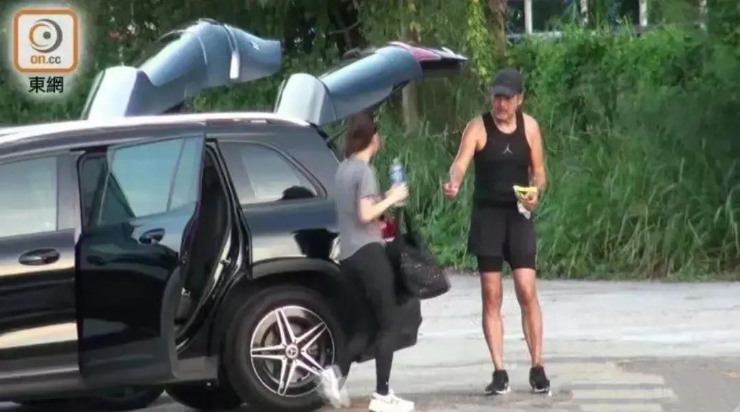 周润发和唐诗咏被拍到在公园一起跑步，发哥还帮唐诗咏做拉伸，看着俩人很熟，发嫂看了