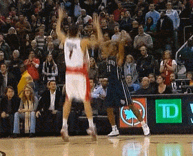空接、背扣、绝杀旧主，这样的神剧本NBA历史上恐怕只有卡特导演过……
看看卡特装