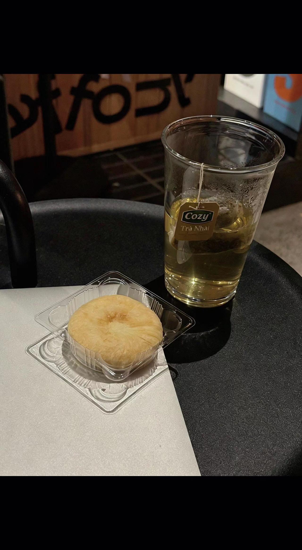 🍵茶雾袅袅绕指尖，饼儿酥香落心田✨。偷得浮生半日闲，味蕾在时光里打了个盹儿☕。