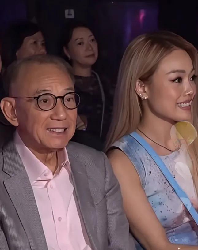 这下好了
不仅是香港，全国人民都知道了！
82岁的杨受成，45岁的容祖儿，
两人