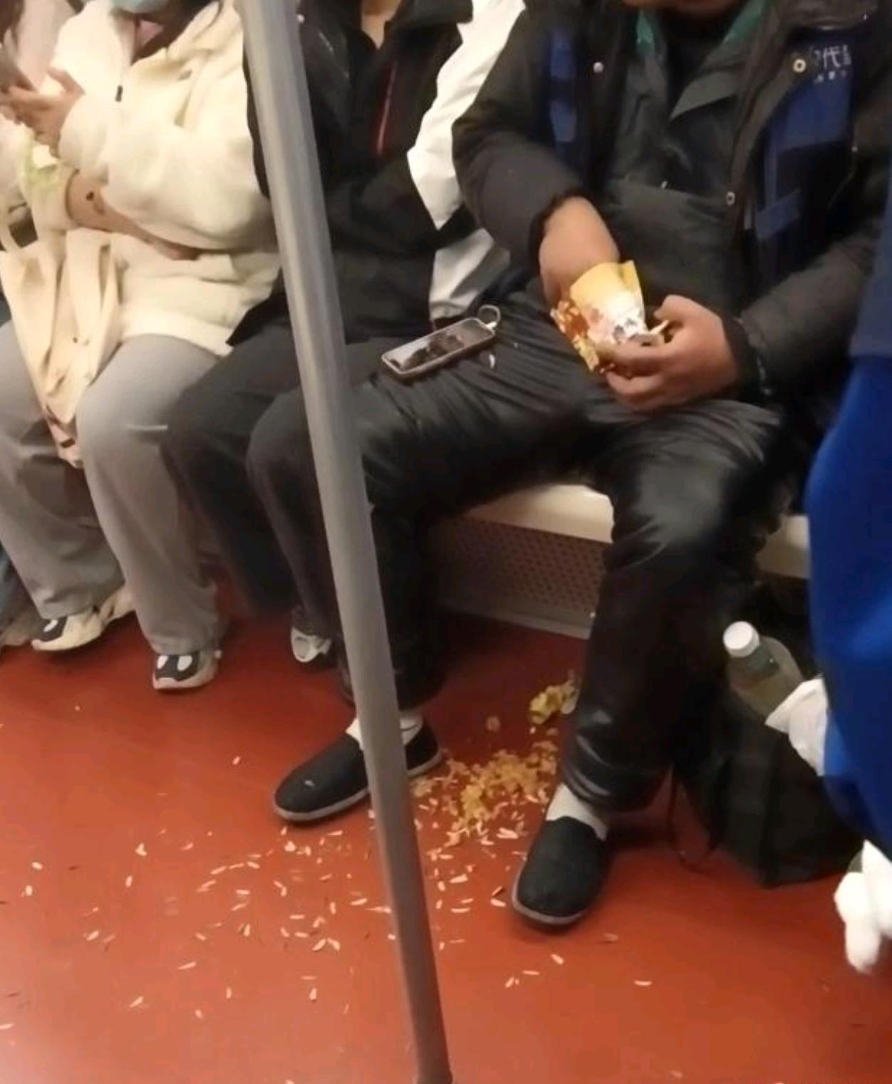 这大哥就随便往地铁上吐，周围也没有人管他