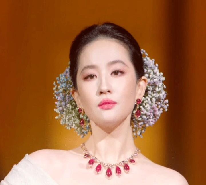 刘亦菲刚走完Vogue大秀，头上的金属珍珠冠就被网友扒出：这不是山口百惠1980