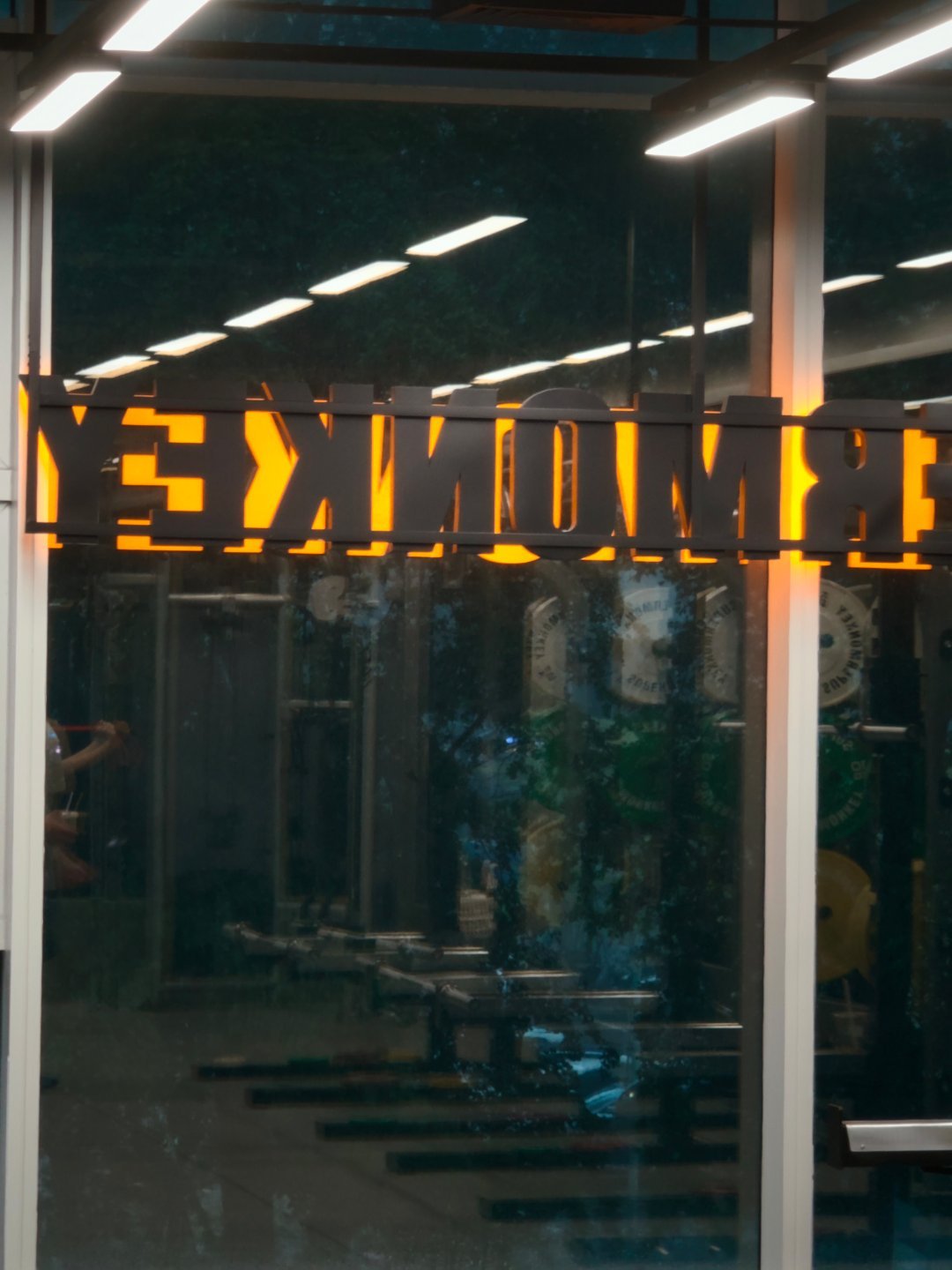 今晚本来要去朋友的烧鸡店团建，但是今天深圳的天气实在是太差了，如果我要是临时取消