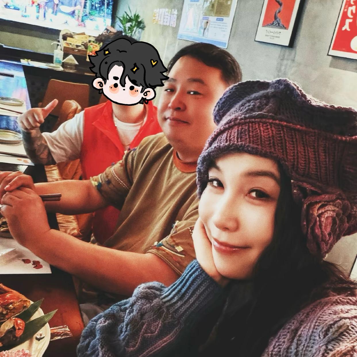 阎鹤祥带妻子居酒屋品尝美食，与老板合影照被晒，祥嫂很漂亮也很有气质！德云社阎鹤祥