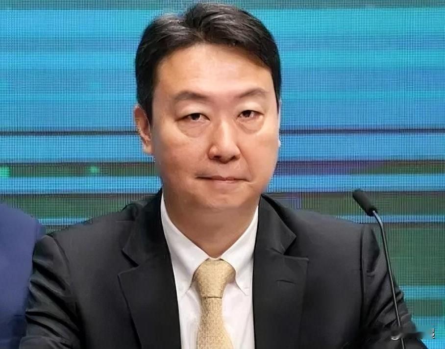 台知名湾医师兼名嘴沈政男近日分析，赖清德目前不再掌握2028连任优势，连任机率不