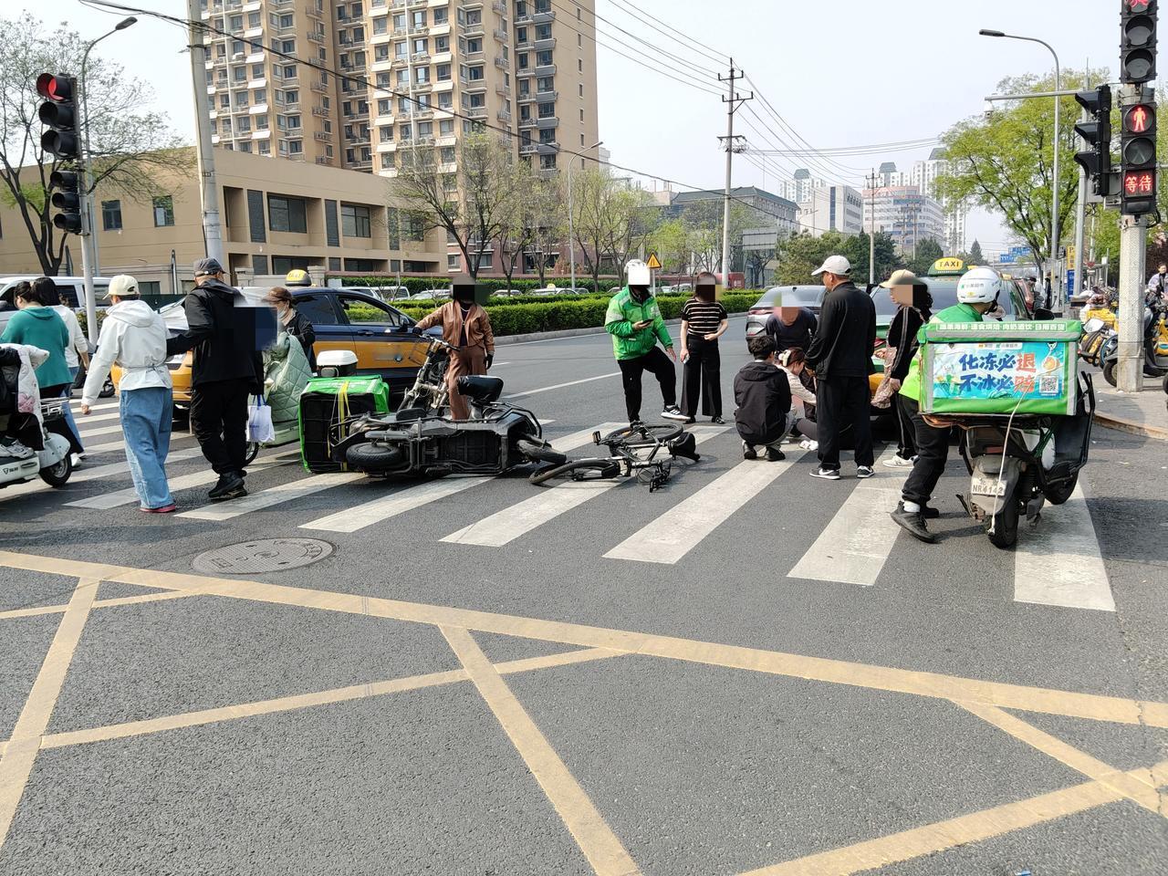 今天下午，307医院门口发生了一起交通事故。一名美团小象超市的配送员与一位骑自行