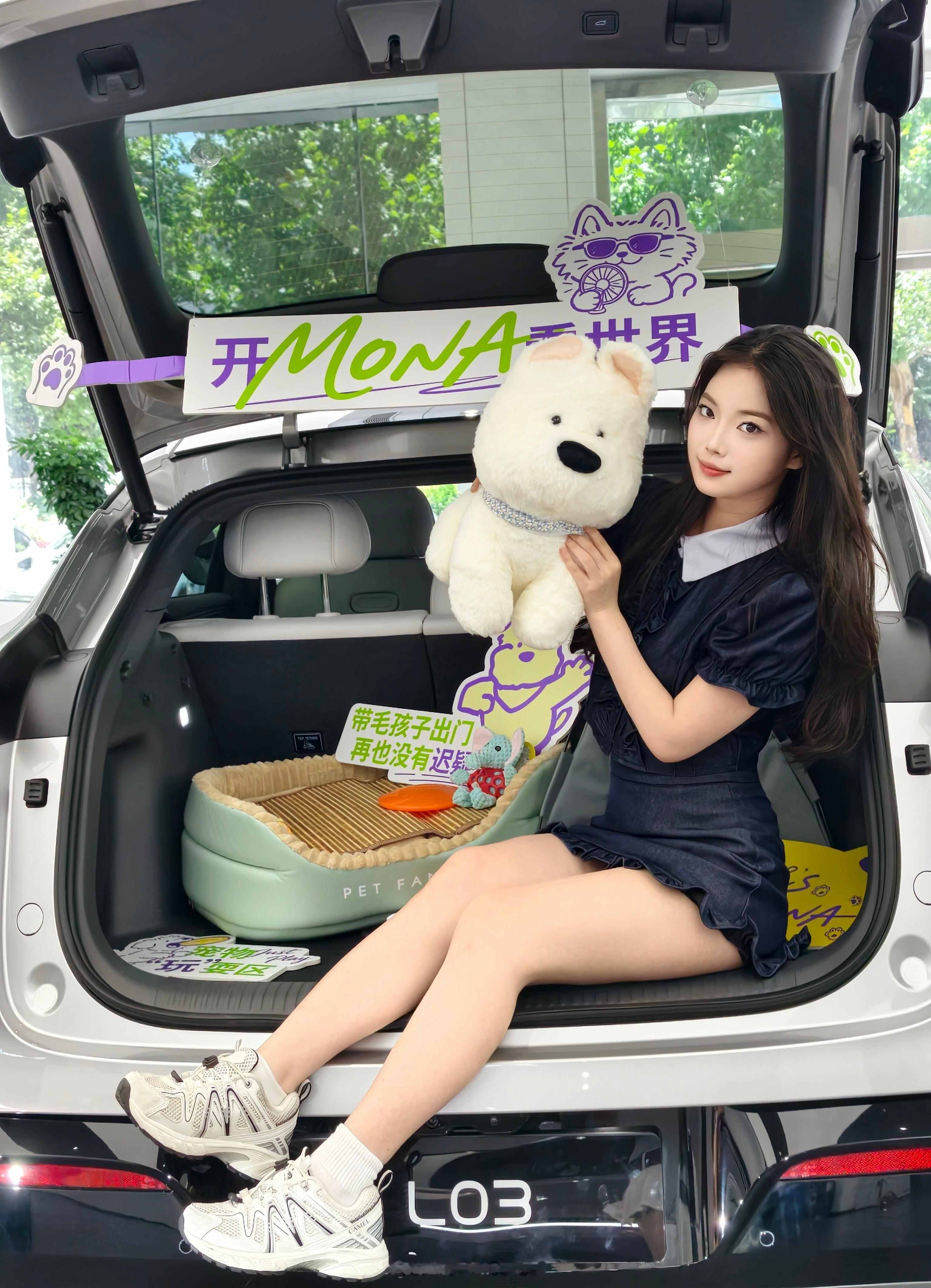 小鹏MONA L03后备箱实拍，简单布置也很出片，储物实用兼顾颜值，日常代步、短