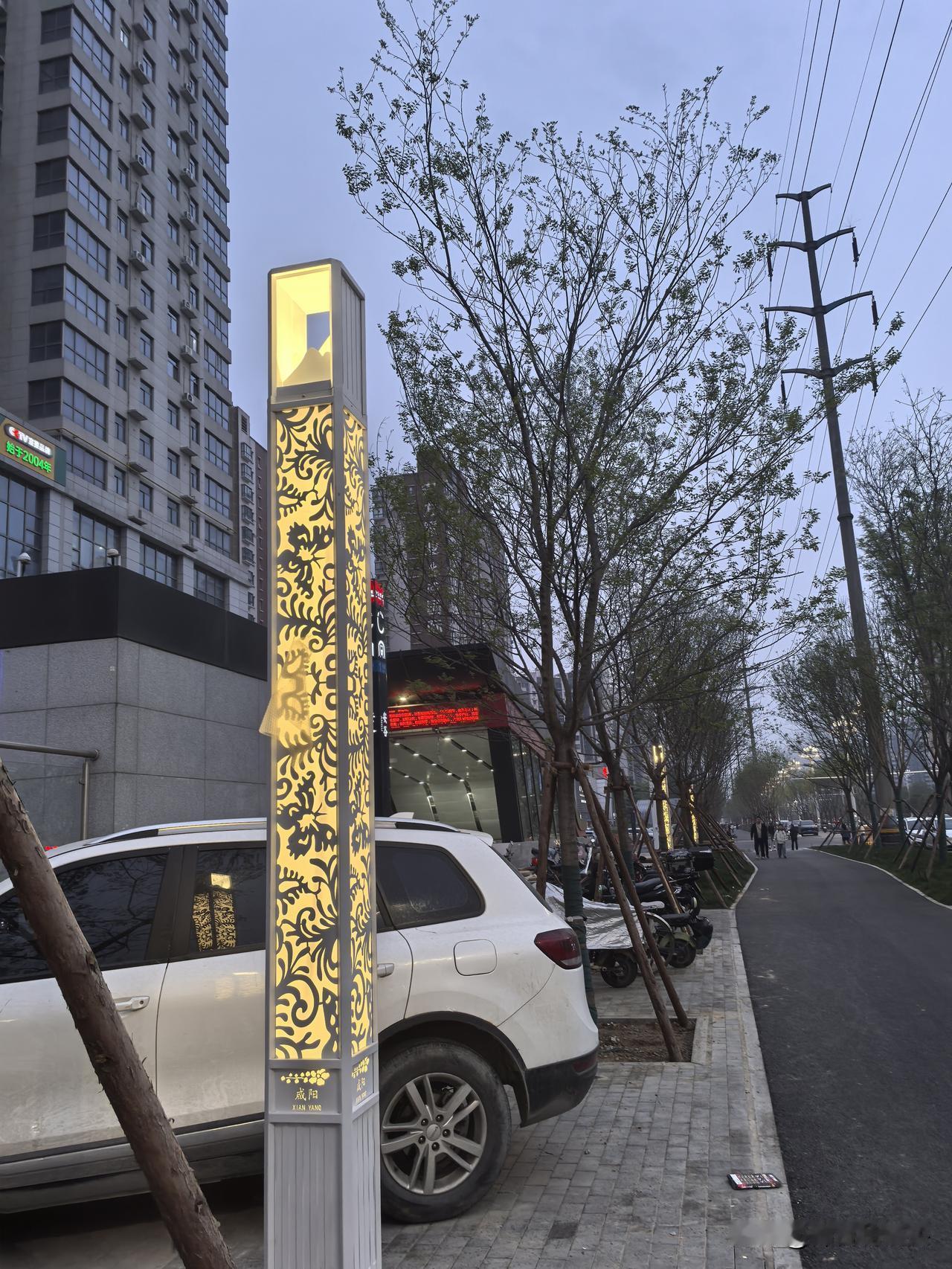 你很难想象，这就是整修一新的世纪大道夜晚的美景。看来，咸阳市世纪大道整修的效果还