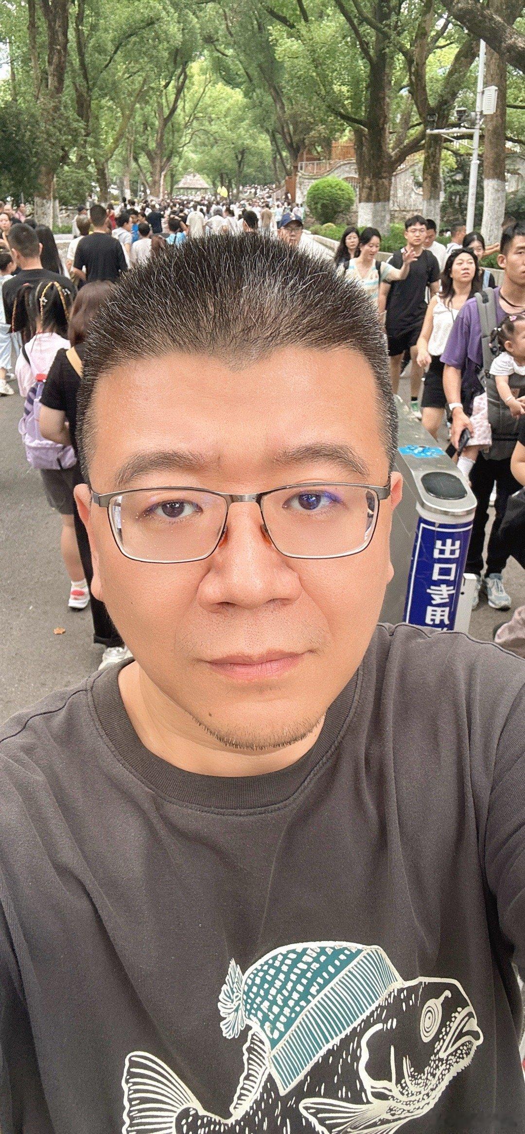 全球人民都知道我们放假了跟人民合个影！！  ​​​