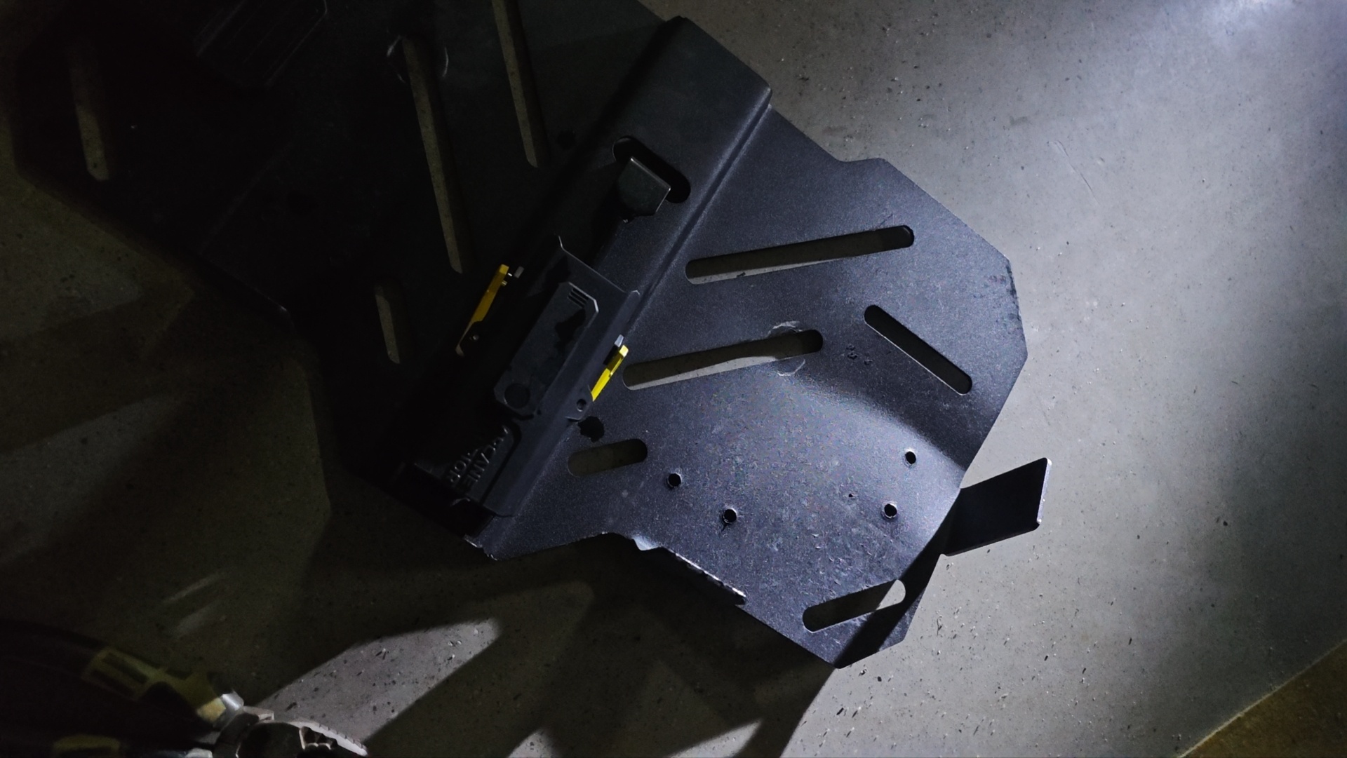 和限高杆pvp结果没p过，干到车顶，把aw的架子给干坏了。。。。。。