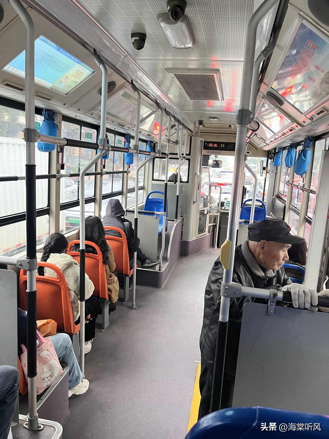 坐公交最闹心的就是堵车！

不下雨堵，下雨更堵，这11路车算是把“堵”字焊死了。