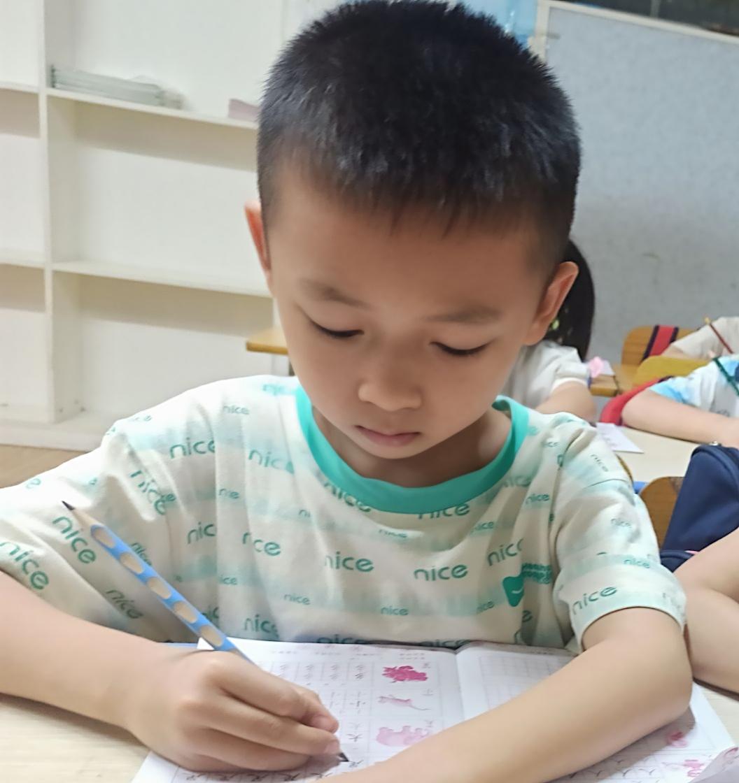 孩子快要幼升小了，许多家长就开始焦虑，总怕孩子只会认少量的字，会算一点点数字，适